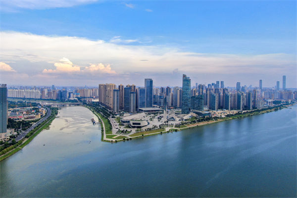 長(zhǎng)沙戰(zhàn)略咨詢公司如何為企業(yè)定制差異化競(jìng)爭(zhēng)戰(zhàn)略？