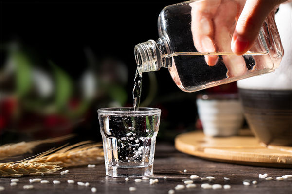 白酒遇冷，集體“降度”，關(guān)聯(lián)企業(yè)有何營銷啟示？